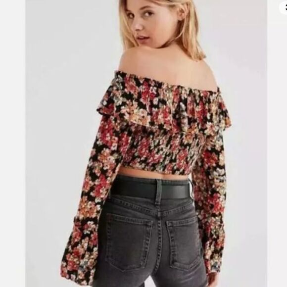 NWT Urban Outfitters “Kimchi Blue” Long Sleeve Floral Crop Top Blouse - Picture 3 of 11